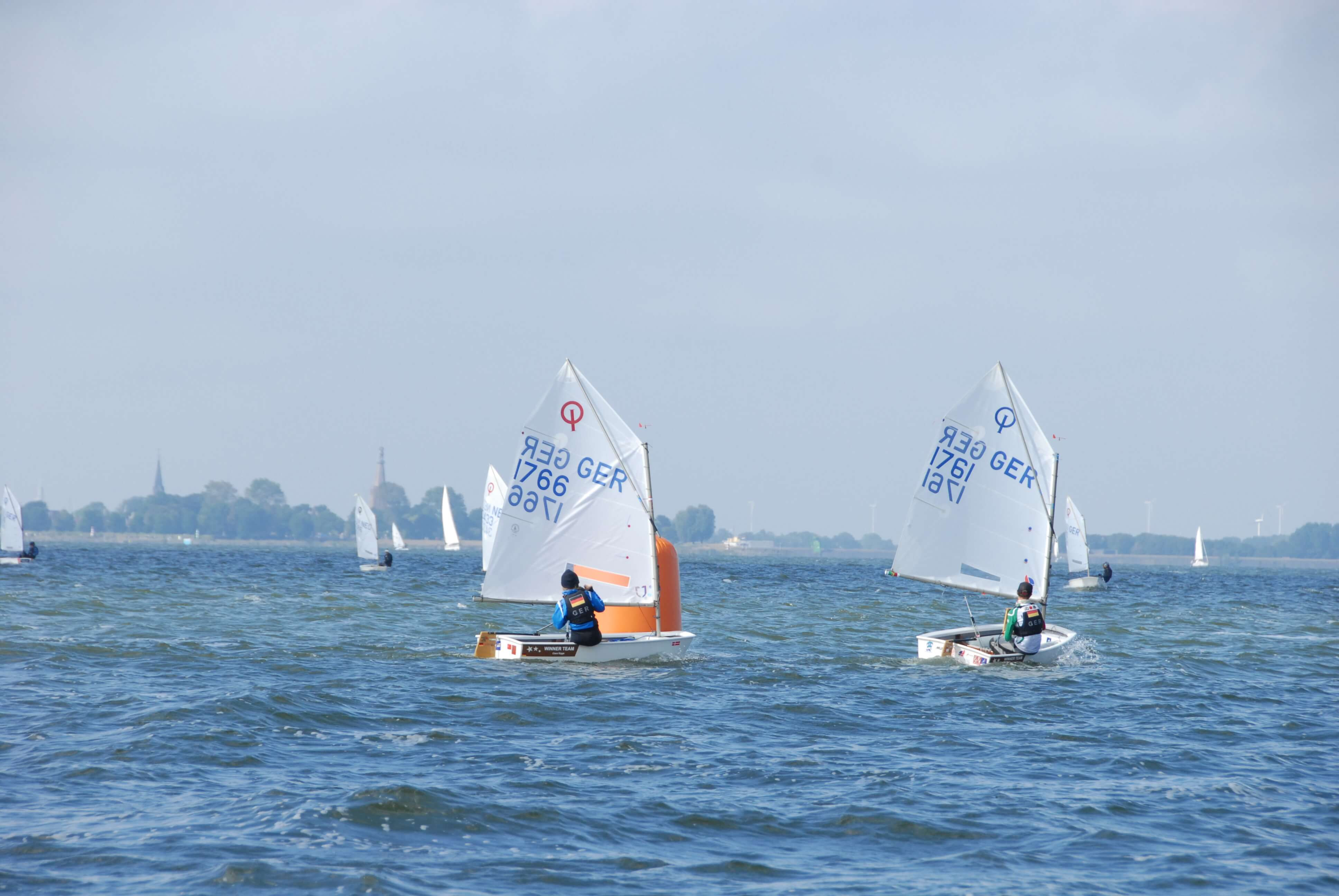 Levian Büscher und Clara Sigge passieren in Führung liegend die Luv-Tonne.
