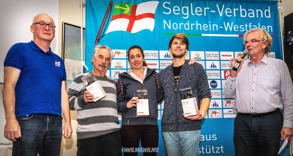 Meister der Landesmeister NRW 2018 Platz 2: Imke Brockerhoff und Mathias Weidenbach (470er) mit Hobie 14 Segler Klaus Zuchel.