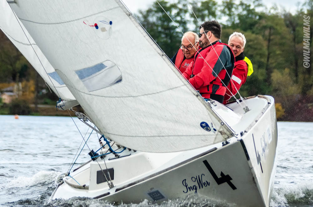 Meister der Landesmeister NRW 2018: Team des Vorjahressieger Jürgen Reichardt und Felix Schwill mit dem J22-Landesmeister Reiner Brockerhoff.