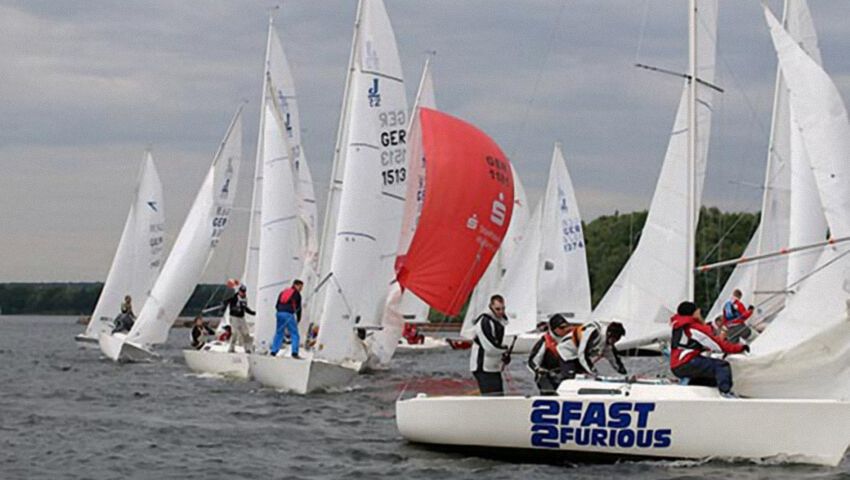 Landesmeisterschaft NRW J/22 und DYAS: Tonnenmanöver.