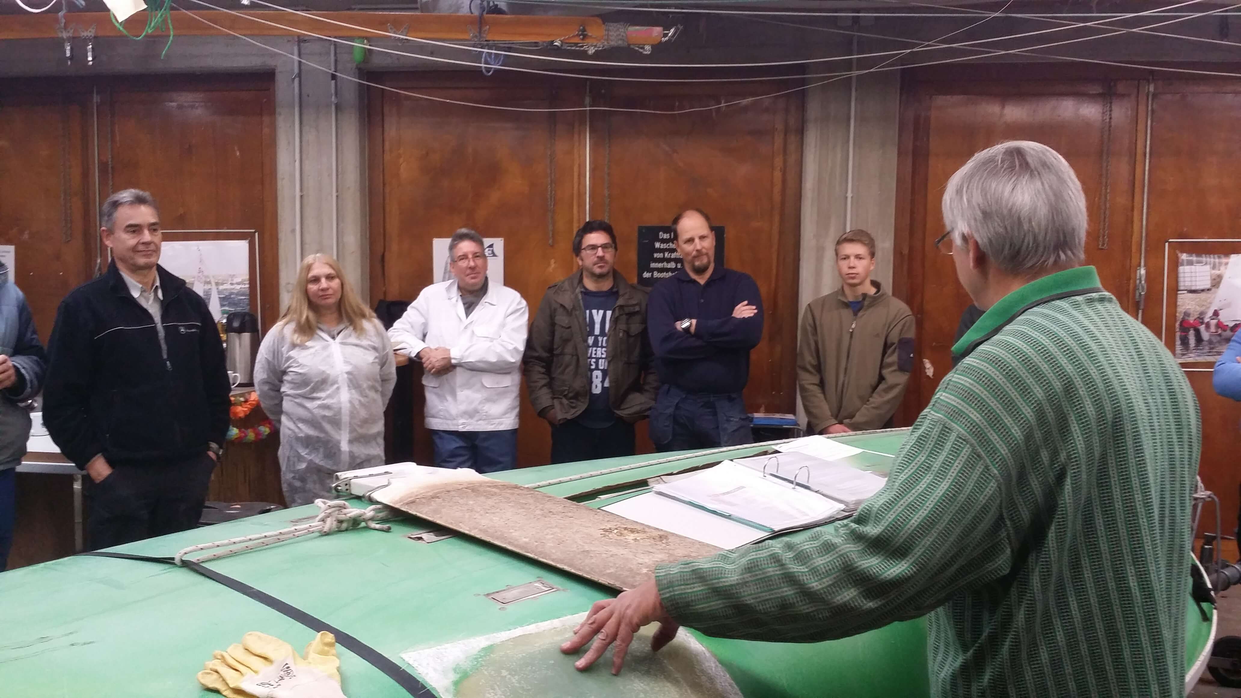 Heiner Gerth (r), Referent des SVNRW Kurses Praktische Materialkunde und Bootsreparaturen - GFK-Kleinreparaturen an Jollen