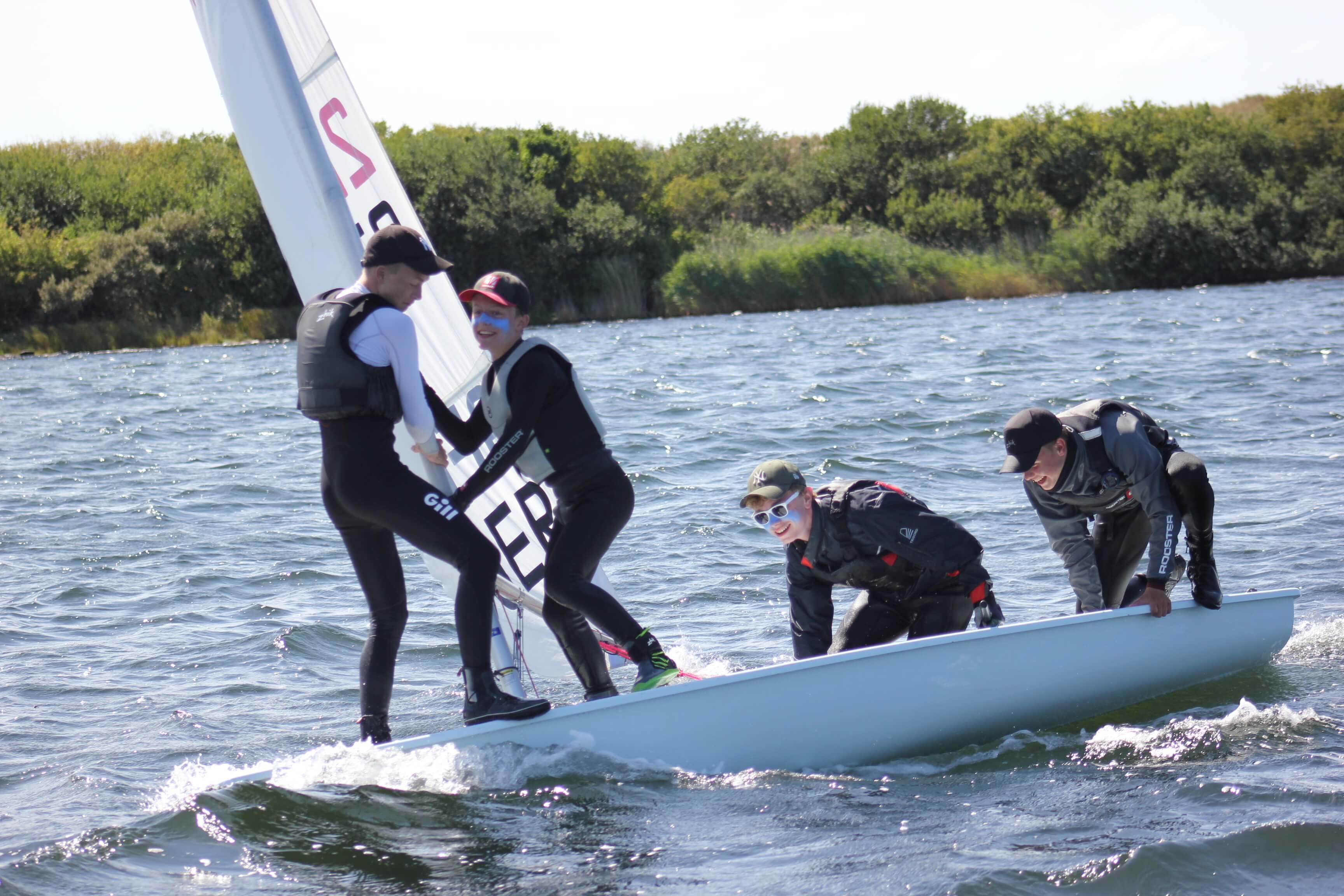 Spiele zur Förderung der Gemeinschaft auf dem Wasser.
