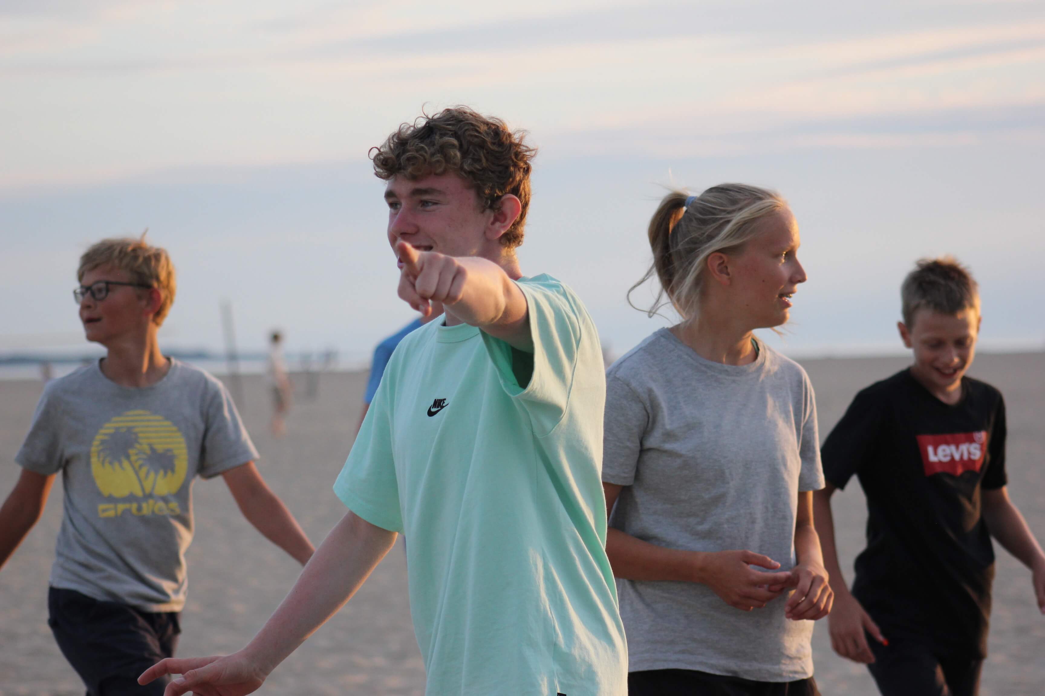 Spiele zur Förderung der Gemeinschaft am Strand.