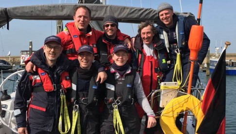 Strahlen nach bestandener Prüfung mit der Sonne um die Wette: (v.l.) Andreas Schwenne, Benedikt Wiggen, Manuel Haverkamp, Björn Loddenkemper, Silke Middendorf, Andreas Reiß sowie WWV-Segellehrer Jan Müller
