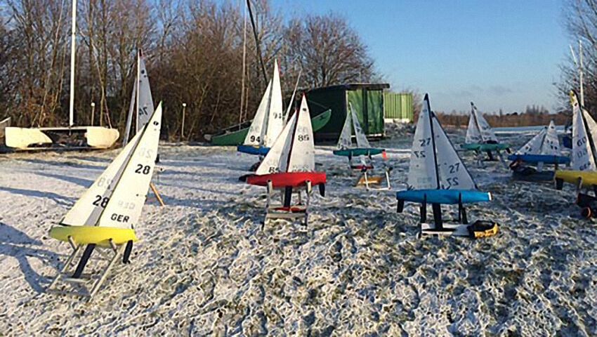 IOM Regatta Königshütten See: Noch stehen die Boote auf ihren Ständern.